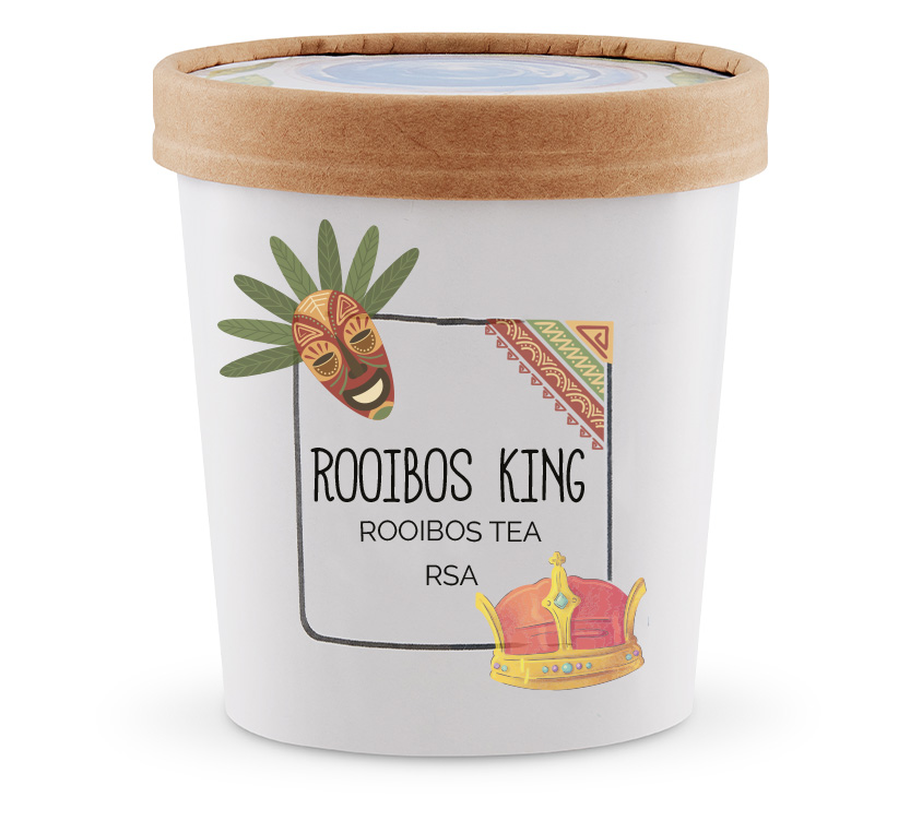 **Rooibos King Leo Tea** w dekoracyjnym kubku z przykrywką to luksusowa wersja tradycyjnej ziołowej herbatki rooibos, wykonana w 100% z długociętych liści rooibosa, co zapewnia najwyższą jakość naparu. Opakowanie w eleganckim, dekoracyjnym pojemniku czyni tę herbatę idealnym prezentem na każdą okazję.
### Skład:
- **100% długocięty rooibos**: bez żadnych dodatków, czysta ziołowa herbatka z południowoafrykańskich krzewów rooibos.
### Smak i aromat:
Rooibos King charakteryzuje się naturalnie słodkim, delikatnym smakiem z subtelnymi nutami miodu i wanilii. Jest to herbata bez kofeiny, dzięki czemu można ją pić o każdej porze dnia, a jej smak jest kojący i jednocześnie wyrazisty. Długocięte liście rooibosa nadają naparowi głęboki, bogaty aromat.